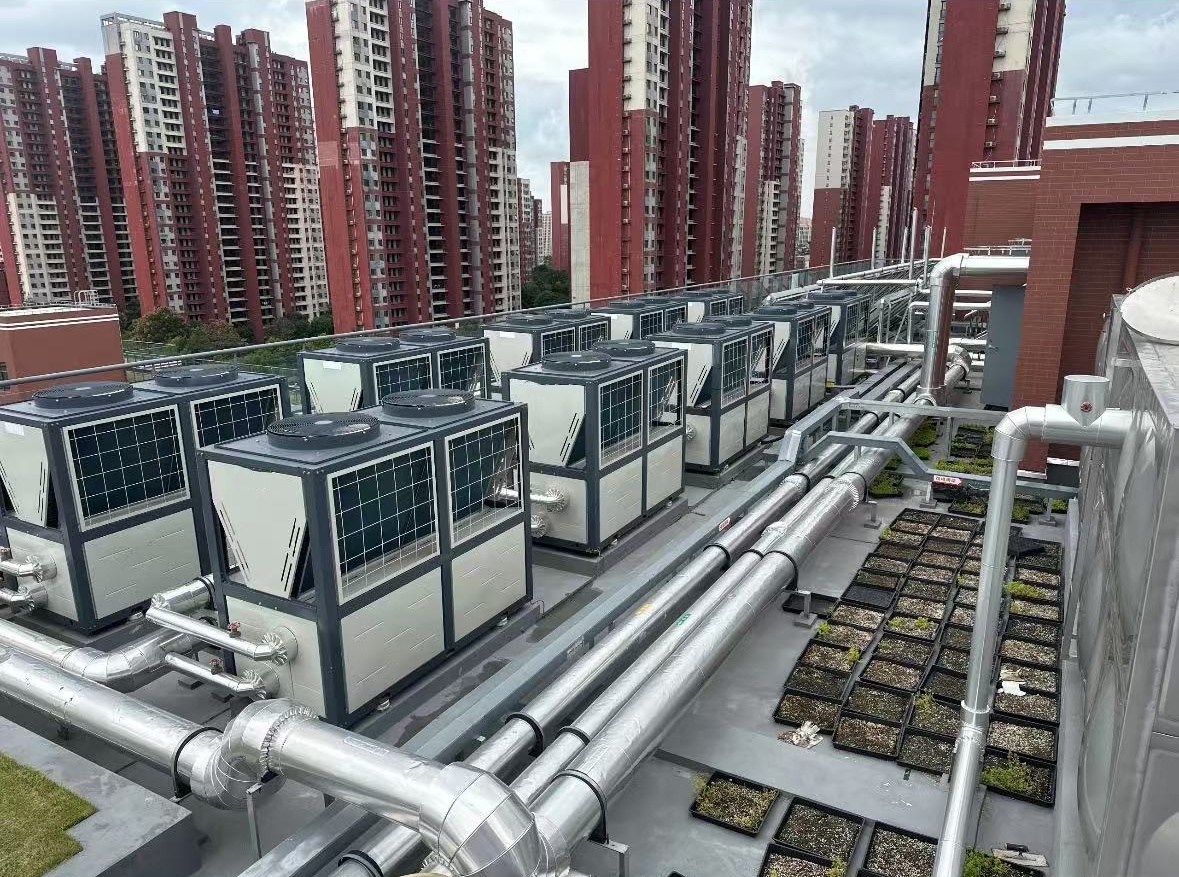 Tolok ukur baru yang hemat energi dan mengurangi biaya! Sistem cerdas pompa panas sumber ganda membentuk kembali solusi energi untuk hotel dan kompleks komersial
