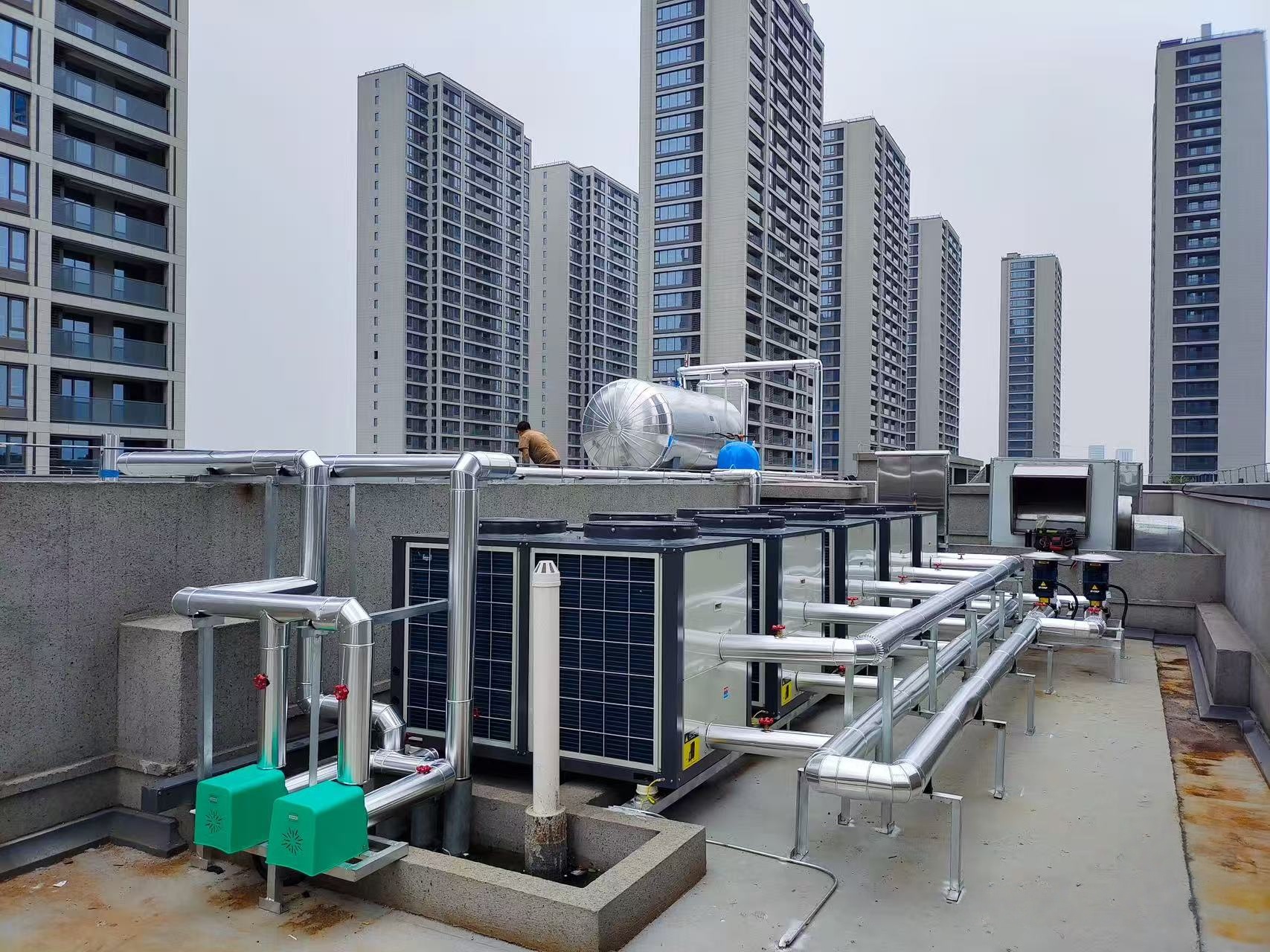 Fluktuasi energi internasional semakin meningkat, dan pompa panas dua sumber menawarkan konservasi energi, stabilitas, pengurangan biaya, dan peningkatan efisiensi.