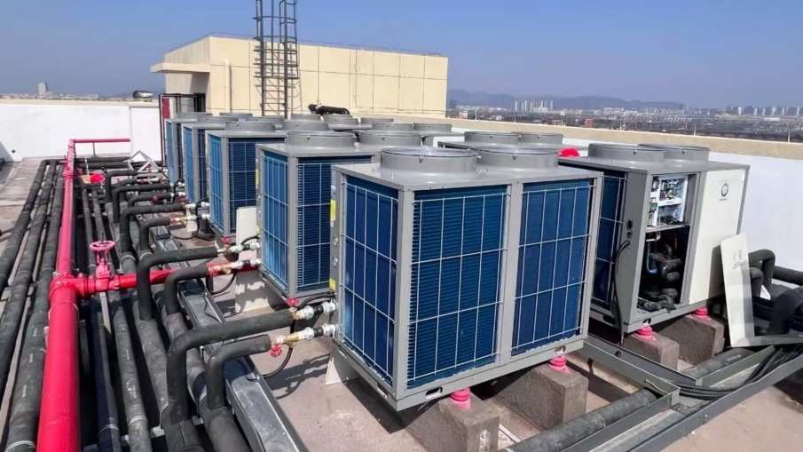 Bangunan pabrik yang dibangun sendiri dilengkapi dengan sistem pompa panas dua sumber, membentuk model baru untuk pasokan energi rendah karbon di taman